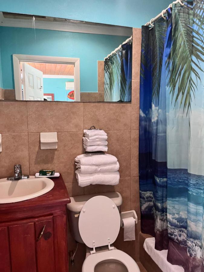 Bay Inn Estates Alice Town  エクステリア 写真