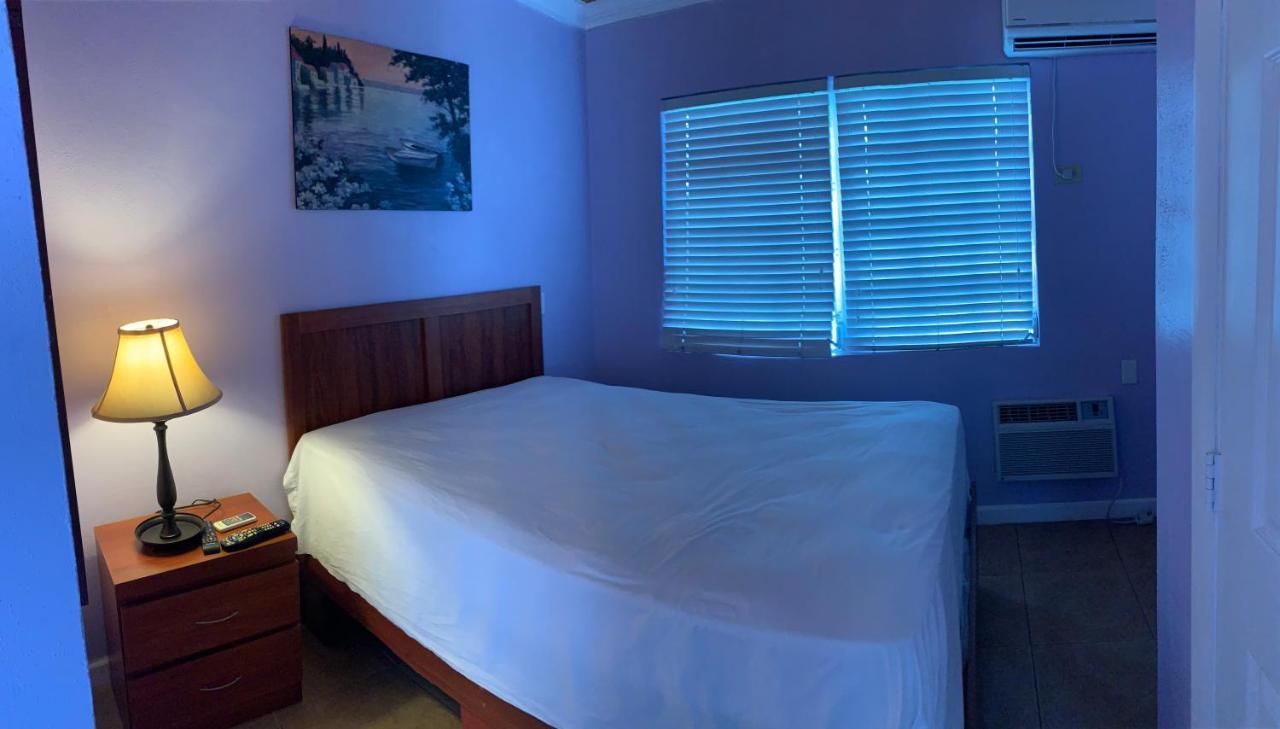 Bay Inn Estates Alice Town  エクステリア 写真